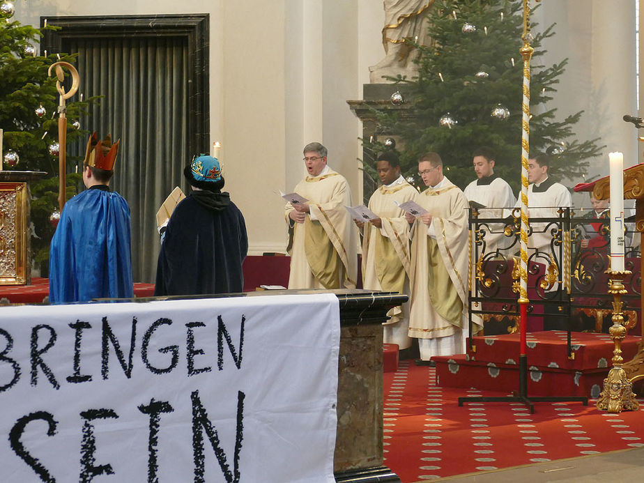 Aussendung der Sternsinger im Hohen Dom zu Fulda (Foto: Karl-Franz Thiede)